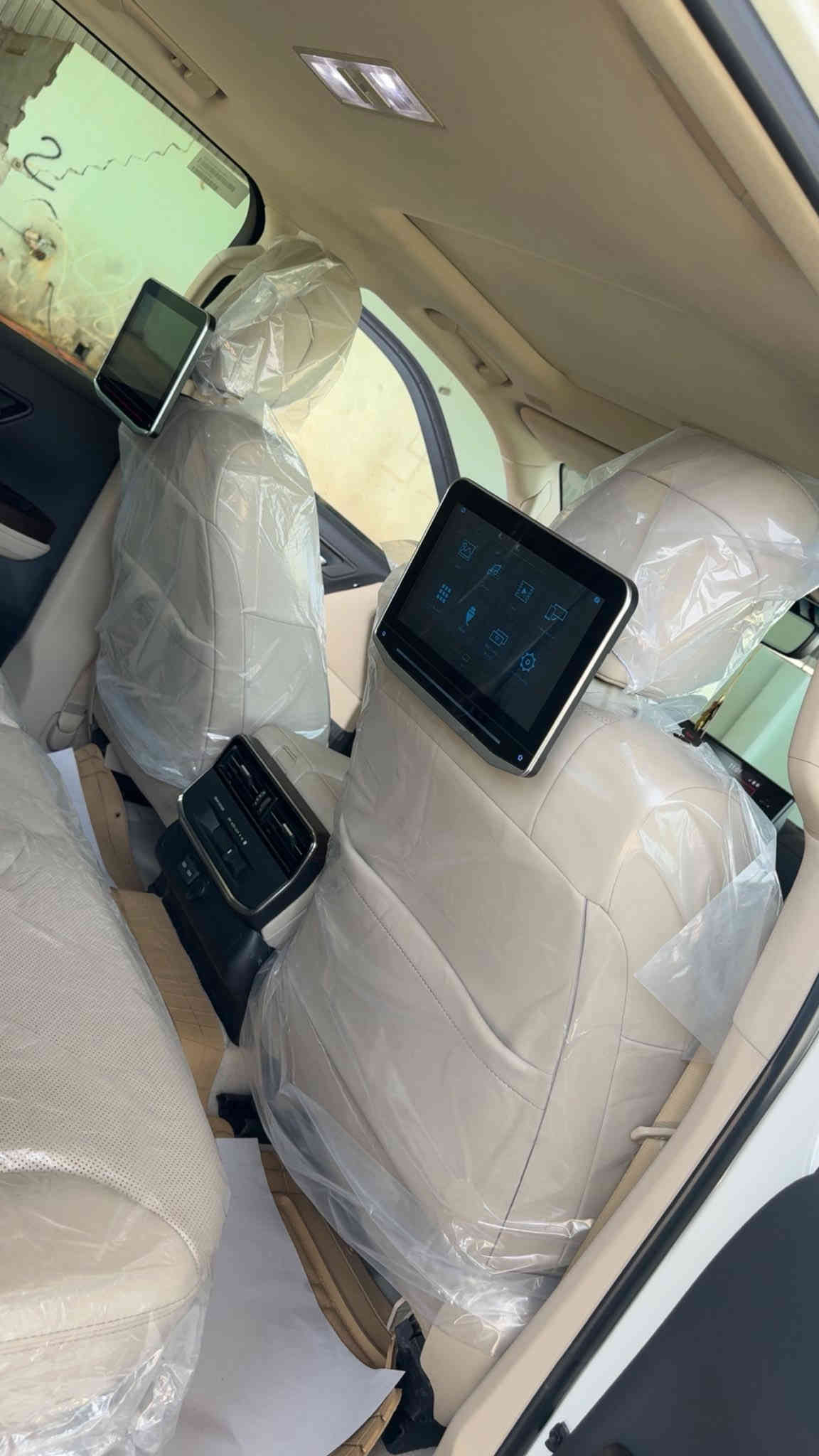 تويوتا  لاندكروزر 2023
Limited GXR شركة SAS اصل 
* العداد ( 34 الف كم )
* ⁠
* رقم بغداد
* اللون : ابيض
* محرك 6 سلند
* بصمات ابواب 
* اناره خارجيه ترحيبيه مع انارة ارضيه شعار لاندكروزر 
* ⁠شاشة دجتل 
* ⁠شاشات خلفية تطبيق
* فتحة سقف (سلايت)
*كشنات جلد بيجي
* كراسي كهرباء
* ثلاجة وسطية
* جنطة كهرباء 
* ⁠شاحن وايرليس
* ⁠حساس امامي خلفي 
* كاميرات 360
(مكفول دعامي ل دعامي)
السعر (720 )
رقم
***********
