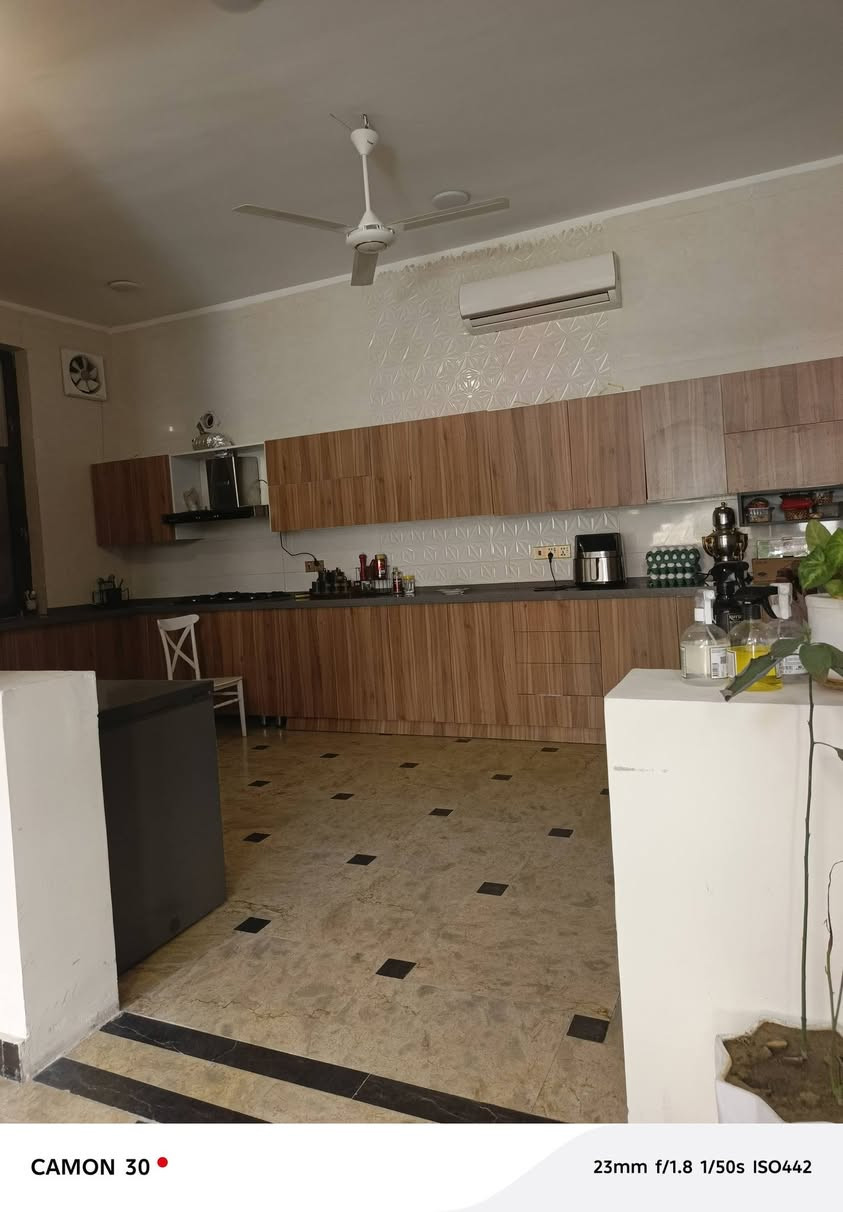 فيلا للبيع المساحة نصف دونم ٢٠٠ متر عن شارع السيدة زينب تبليط بناء حديث وفاخر، حديقة امامية و حديقة خلفية تحتوى على مسبح وجلسة ومكان للشوي، فيها ٦ غرف نوم كبيرة و ٧ حمامات تحت البناء ٣٠٠ متر،تحتوي على منظومة الطاقة الشمسية بسعة ٣٠ امبير يعني انسى المولدة،السعر مناسب بالنسبة لاسعار المنطقة، سعر البيع مليار ومائة مليون قفل، اي تعليق سلبي سيكون مصير صاحبه الحظر ، تلفون ***********
