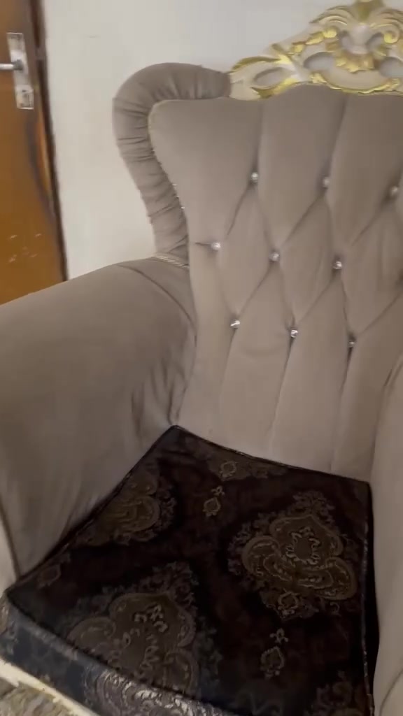 ‏سلام عليكم ورحمة الله وبركاته
‏ تخدم ملكي للبيع مثل ما موضح بالصور 
‏ مرتب وكعدته حلوة￼ 
عايز ترتيب 
*********** الي يحب بي واتساب
