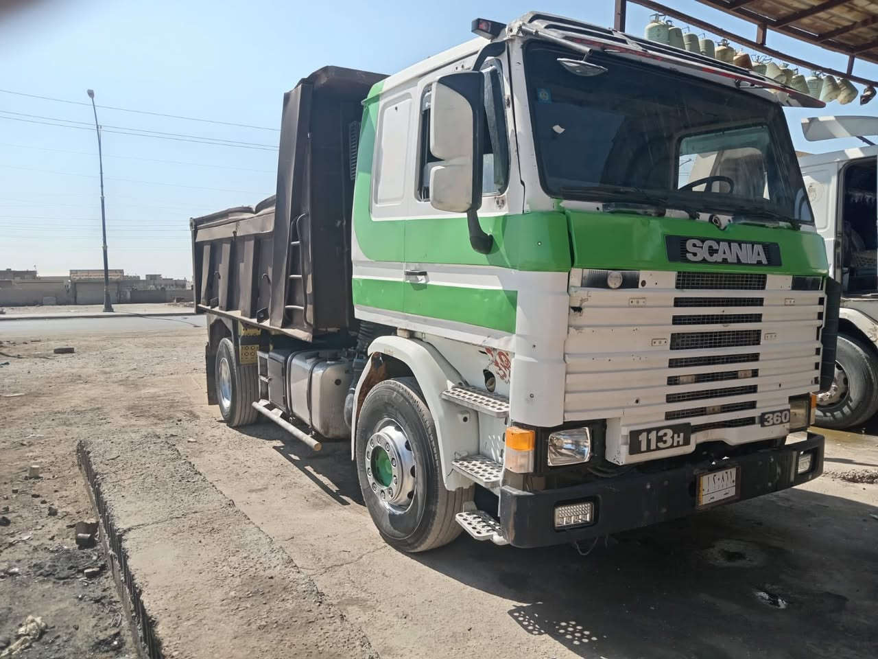 السلام وعليكم سكانيا 142 مكينة 12ونص رقم نجف انكليزي شاصي مكفول تخم تاير *********** مكان السيارة بغداد
