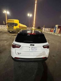 جيب كومبارس موديل24 حادثها بنيد مصلح نفسه  والسياره بسمي المكان بغداد ...