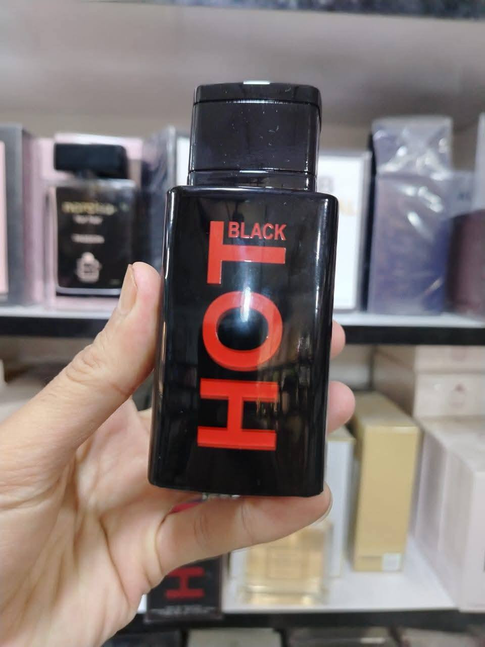 عطر هوت بلاك
الاصلي ١٠٠مل 
هو عطر رجالي من مجموعة هوت، يتميز بتركيبة تجمع بين الانتعاش والحمضية في
المقدمة، ثم تتطور إلى
قلب خشبي عطري، وتستقر في
قاعدة دافئة مع لمسة من الجلد والعنبر
يوجد توصيل لكافة محافظات العراق
للتواصل واتس ***********
السعر ١٥٠٠٠
#بغداد #النجف #كربلاء #الديوانية #السماوة #ميسان #ديالى
