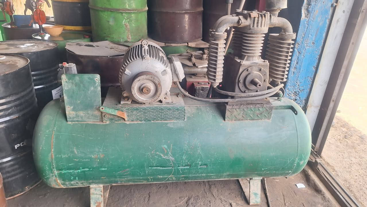 السلام عليكم
يوجد كمبريسر كبير جدا مع خالعة اطارات للبيع في بغداد كسرة وعطش ت ***********

