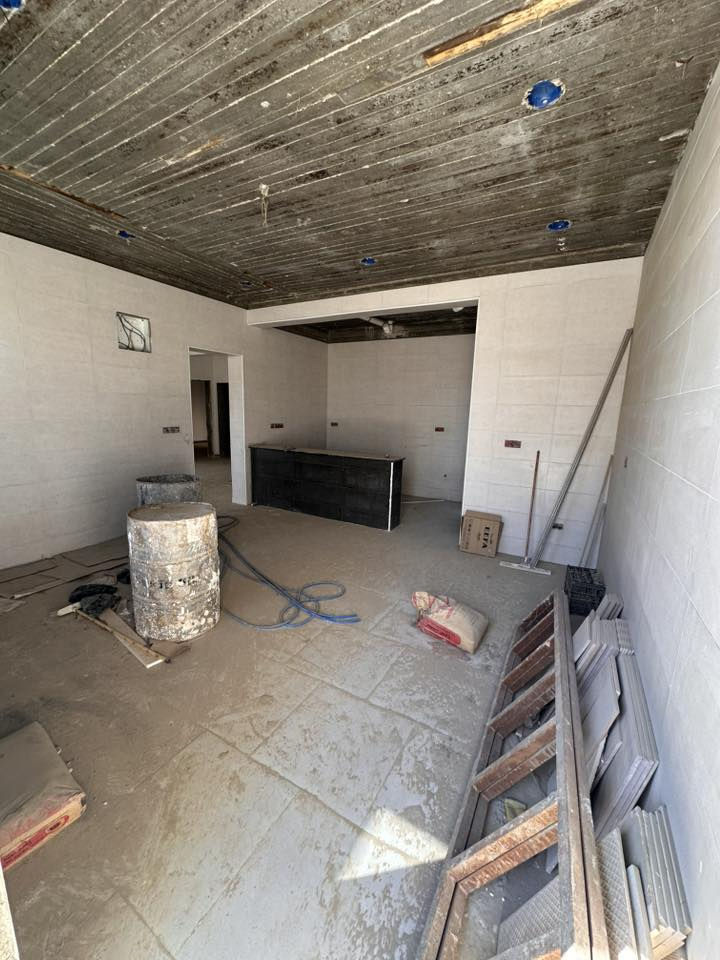 سلام عليكم بيت للبيع 
بيت 300 متر مساخةحه البناء 220 طابقين
بناء درجه اولى كله طابوك مثقب نهروان 
شبابيك المنيوم احسن نوعيه 
البيت ركن ع شارعين 
باقي بس تشطيب كهرباء ومي وبينان داخليه وخارجيه 
والطابق الثاني بس ارضيه عوزه 
مكانه مجمع توحيد العفلوكي الفرع اللي بعد المركز 
سعر خابر وتدلل 
***********
