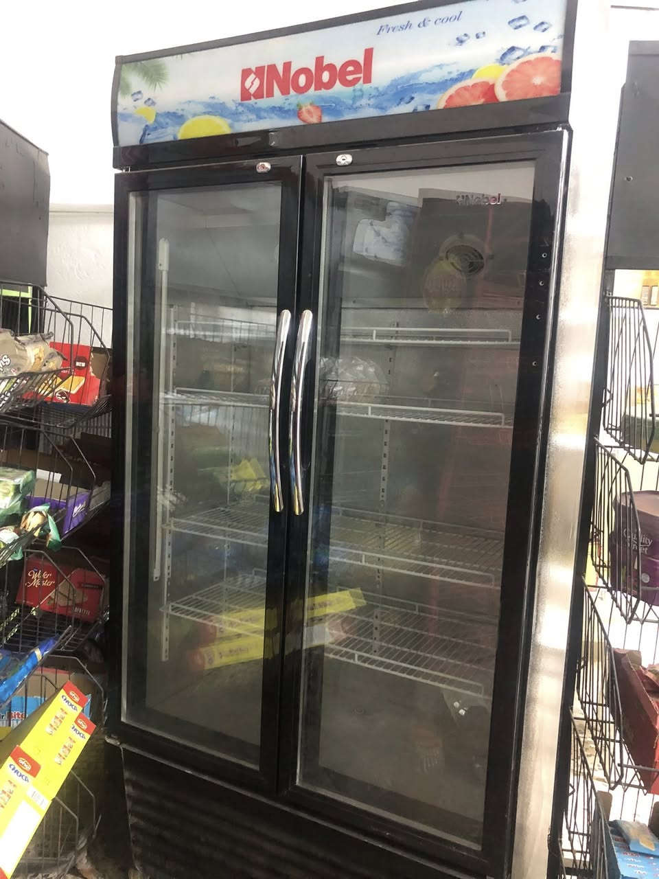 اغراض محل للبيع 
4 عوارض بابتين دبل جدد لك
1 عارضه عموديه
3 عارضه بطح 
ميز كاشير عدد 2 
رفوف عدد 200 تركي 
سفينه عدد 2 
الاتصال على رقم *********** 
عنوان ال قاهره بغداد
