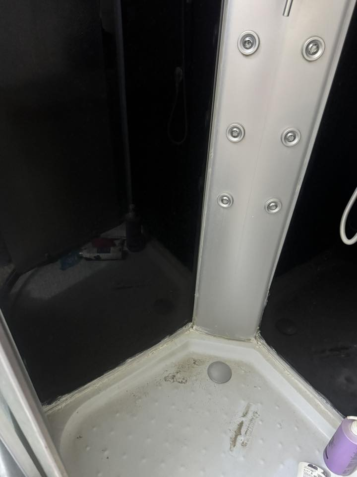 للبيع حمام داخلي مع ملحقاته
للاستفسار ***********
