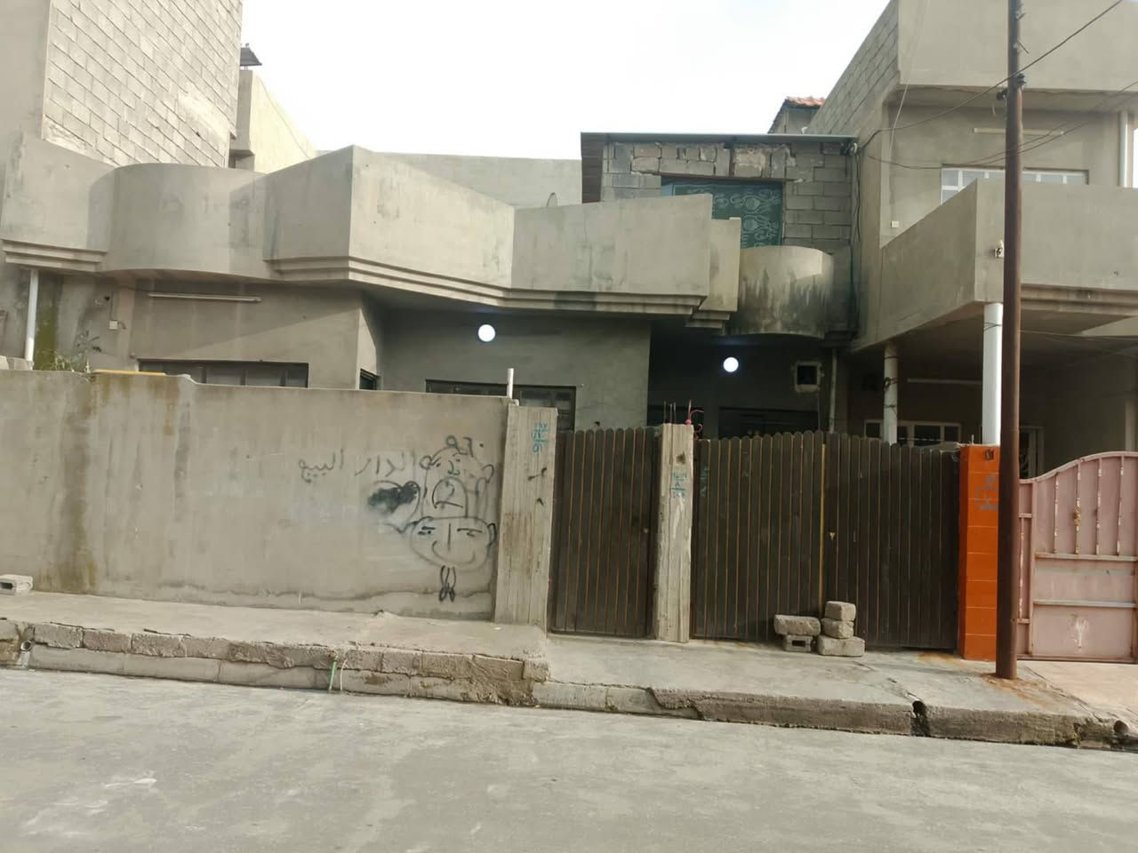 للبيع للبيع 🏠🏠 
دار في حي السماح الأولى  / قرب السايدين 30  / المساحه /110 / متر مربع / غرفتين + هول + / ومشتملات / اتجاه شمال /
خدمات ماءفول💦+كهرب+تبليط
صنف العقار +كرت بلديه + مقدم معامله للتمليك / السعر 60 /  مليون وبي مجال / للتواصل والاستفسار:
📱 *********** / زين 
📱 *********** / كورك 
📛 ابو ياسر للعقارات / نستقبل جميع العروض في احياء الموصل /
▪️ سكني 🏡
▪️ تجاري 🏬
▪️ دواَنم وأراضٍ استثمارية 🌟

