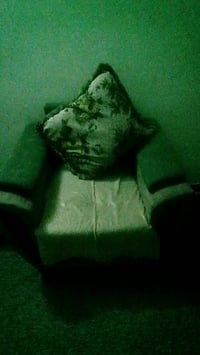 تخم 10 مقاعد و 10 كوشات نظيف ما بي كسور بس يحتاجلة تنظيف العنوان البيا...