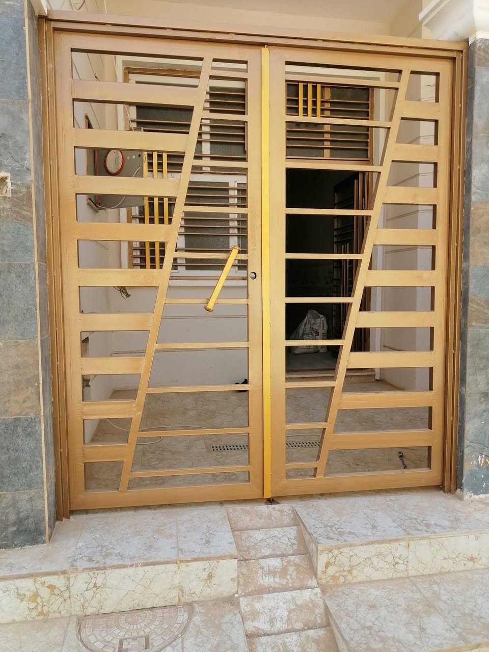 مستعدون لصبغ الدور داخل وخارج جميع انواع الاصباغ وصبغ الأبواب والشبابيك ارصفة الشوارع اسعار مناسبة جداً وحسب رغبة الزبون كرستة وعمل اوفقط عمل
***********
اتصال او واتس اب
