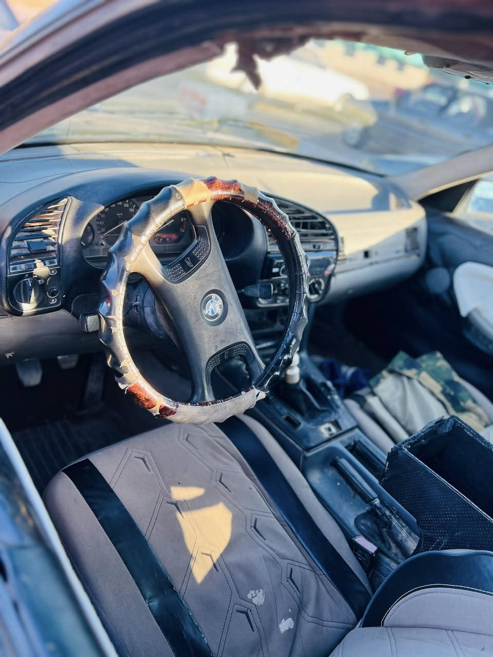 بي ام330حجم محرك4 بلادي
سياره تحويل فقط صاحب السياره بل موصل 
كير محرك كصه شرط 
صدر امامي جديد ورا نص عمر
كهربائيات كلها شغاله 
سعره15 وبيه مجال ترهم مراوس حسب القناعه
***********
