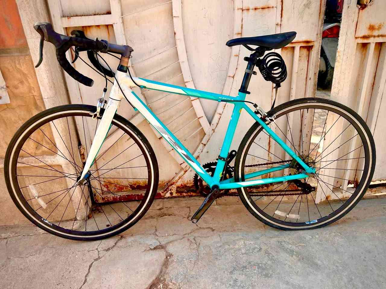 KAGRA R1 🇯🇵
•
•
دراجة الطريق (Road bike) ماركة يابانيه اصليه
 مال حاويه بعدها بلاديه مملعوب بيها نهائياً على وضع الاستيراد

معدن الدراجة من المنيوم بالكامل
نسبه ضافتها 98‎%‎
ابعاد الفريم : حجم 28 / قياس 51 M
وزن الدراجة بالكامل : 9 كلغم

مجموعة الدراجة Shimano Tourney شيمانو تورني
عدد التروس : 2 / 7
ويالتها المنيوم طبقتين كمبليون فتح وشد سريع
اطارات الدراجة شوالبي 25/c700

السعر: 250 الف دينار وبيها مجال الشراي يدلل
العنوان: بغداد / الشعب / سوق شلال / قرب مركز شرطة شارع عدن
للاستفسار: ***********
