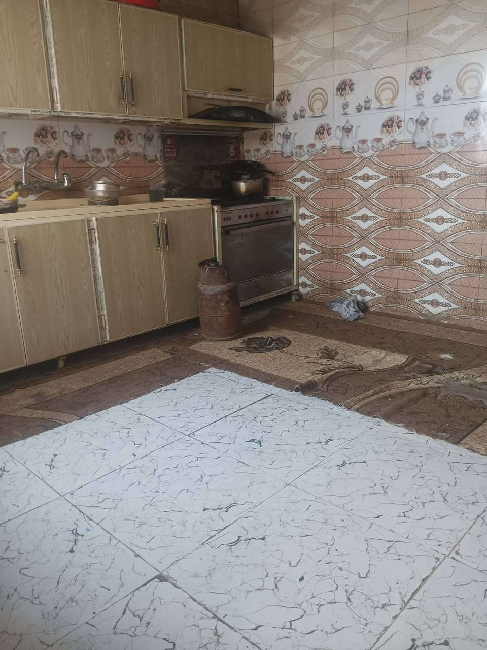 السلام عليكم دار للبيع مساحته 216
يتكون البيت من غرفتين وصاله ومطبخ وصحيات خارجيه 
و حمام داخلي ومساحت الاستقبال مامبنيه والسعر 50 وبي 
 مجال والعنوان شارع سيدمحمد نهايت قطاع 10 
الرقم :*********** وبي واتساب
