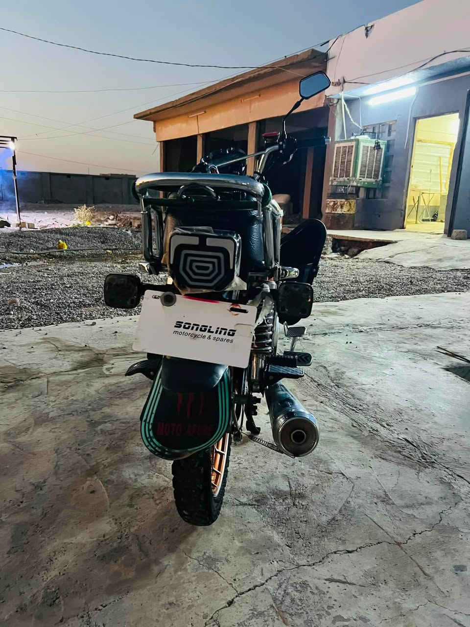 السلام عليكم
دراجه للبيع 
سولنك 2025
محرك 200cc
نظافه ونشاط فول 
محرك شرط ما مفتوح كهربائي كلها شغاله ماطور ايعوزو سايق بس 

للاستفسار اتصل علا هاذه الرقم 
‪***********‬
