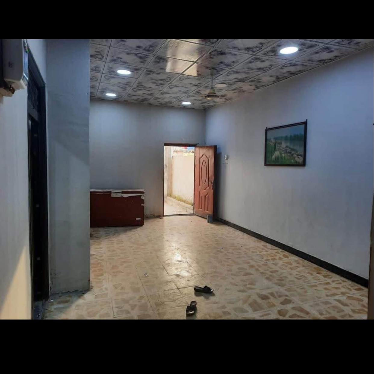 السلام عليكم بيت للبيع 📍في منطقة العالية نهاية شارع 17 قرب المدارس 125م يحتوي البيت على ديوانية و غرفه و هول واسع و حمامات و مطبخ البيت جاهز  علماً (ان البيت تجاوز قبل 2001)  
المنطقة اي أزاله ما عليها 
البناء بلـوڪہَ و السقف كونكريت مسلح و الارض كاشي  (السعر 29)  و قابل للتفاوض 
للاستفسار ***********: ***********
