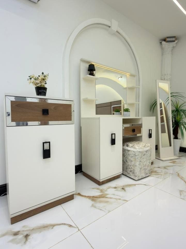 *موديل           3303          الجوزي*

*10 قطع             كنتور ملحق 320*

❇️ قياسات ضخمه 
❇️ ميز تواليت كبير
❇️ اللون الجديد المتميز 
❇️ السرير والشازلونه مخزن
❇️ إناره بالكومديات  ✨✨✨
❇️ المصنع الأصلي 
❇️ برغي حديد وچوي حديد
🆘   *ضهر الغرفه بلوك بالكامل*

•    السعر مليون و 450 الف*       •

توصيل بغداد مجانا 
اطراف 20 الف 
محافظات  100 الف


**إذا كنت صاحب هذا الإعلان وتريد حذفه لأي سبب، رجاءا أرسل رسالة إلى الدعم الفني**