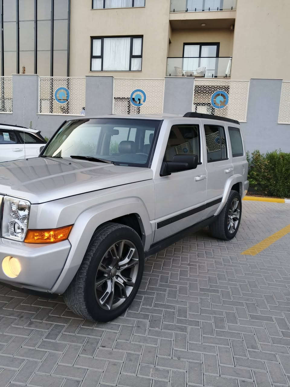 سلام عليكم للبيع جيب كومندر موديل 2008 حادثها جاملغ امامي وباب بدون دواخل بيها قطع صبغ اثر جراد ابيع احزام محرك كير جديد تبريد ثلج كرسي السايق كهرباء سبعه راكب  ويل كب ارتي رقم بغداد انكليزي هزه وسنويه جديد ابسمي  95وبيها مجال العنوان بغداد حي الجهاد او نفق الشرطة ***********
