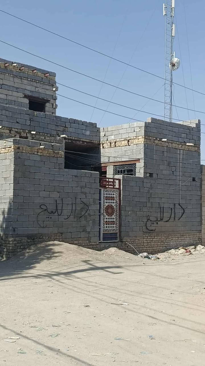 دارلبيع المساحه100امتر ركن عوزه لباخ ورضيه العكر الغربي قرب المدرسه الكرفانات***********
