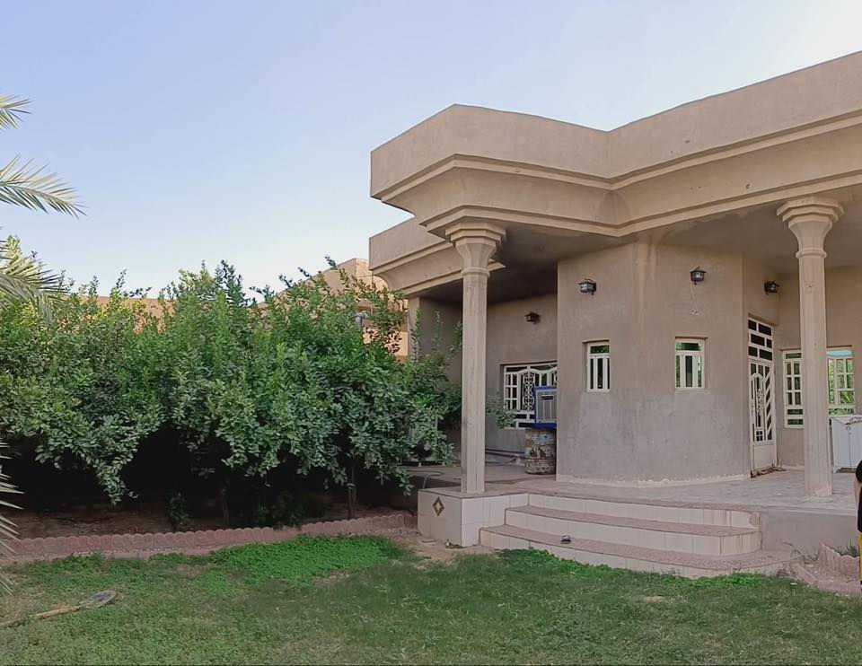 دار للبيع في بيجي الحي العصري
قرية العيث قرب جامع الربيع
بي معاملة طابو  
الواجهة 30متر المساحة مع الحديقه والبستان 750 تقريباً
يحتوي على ثلاث غرف نوم واستقبال وهول وصاله 
ومطبخ داخلي وخارجي  وصحيات داخليه وخارجيه
يحتوي على بستان وحديقه ومولد لستر 15امبير
للأستفسار خاص
 أو الاتصال ***********
