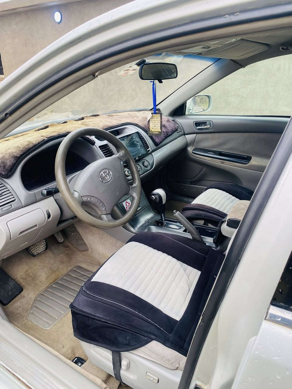 تحية طيبة
كامري 2005
 رقم كركوك انكليزي جديد سنوية جديده 2029
محرك وكير شرط
محرك 4 سلندر مكفول لا تبخير ولا تنقيص 
كير اوتماتيك مكفول 
صدر جديد شلع مكفول
كهربائيات تراي  حدادية 
تخم تاير تخم ويل كاب 
وصبغ عام جماليه 
السعر 85 
مكان السيارة صلاح الدين بيجي 
***********
