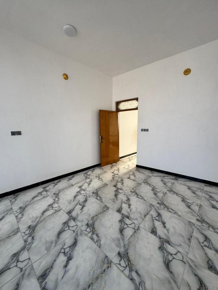 بيت للايجار بناء جديد مساحة 100م في حي المكرمة
بناء جديد غير مسكون 
طابق ونص 
الطابق الارضي يتكون من استقبال وصاله ومطبخ وغرفه وحمام وصحيات 2 داخل البيت وخارجيه
الطابق الاول يتكون من غرفه وصاله وصحيات 
العنوان: 
 حي المكرمة يم المدرسة الصينية بالضبط خلف انشائية الخفاجي موقع راقي وقريب عليك كلشي السعر 500 قفل 
للاستفسار اكثر الاتصال على الرقم بي واتساب 
***********
