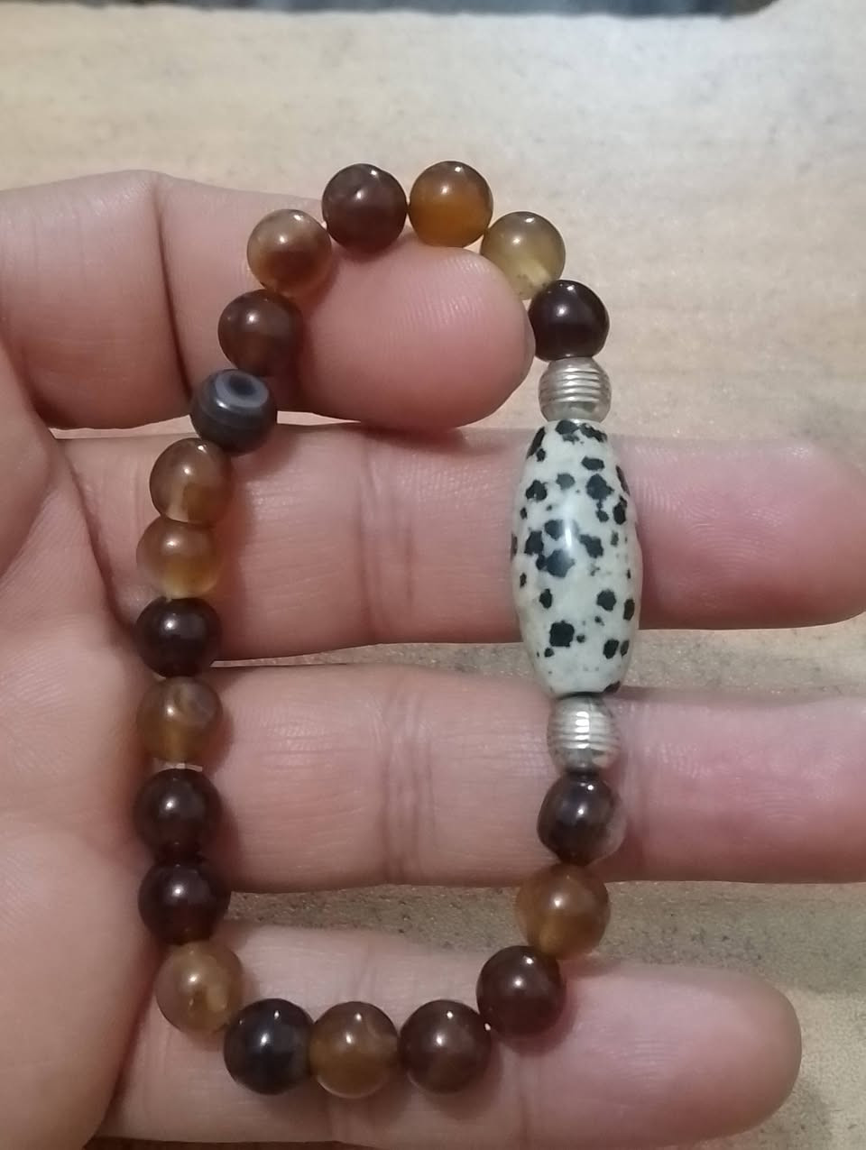 مجموعه اساور متنوعه من العقيق الهندي باحجار المرجان التونسي وحجر التبت وحجر الجزع البقري وحجر المراد وحجر عباس اباد سعر السوار 15 الف واصل داخل بغداد وللمحافظات ***********
