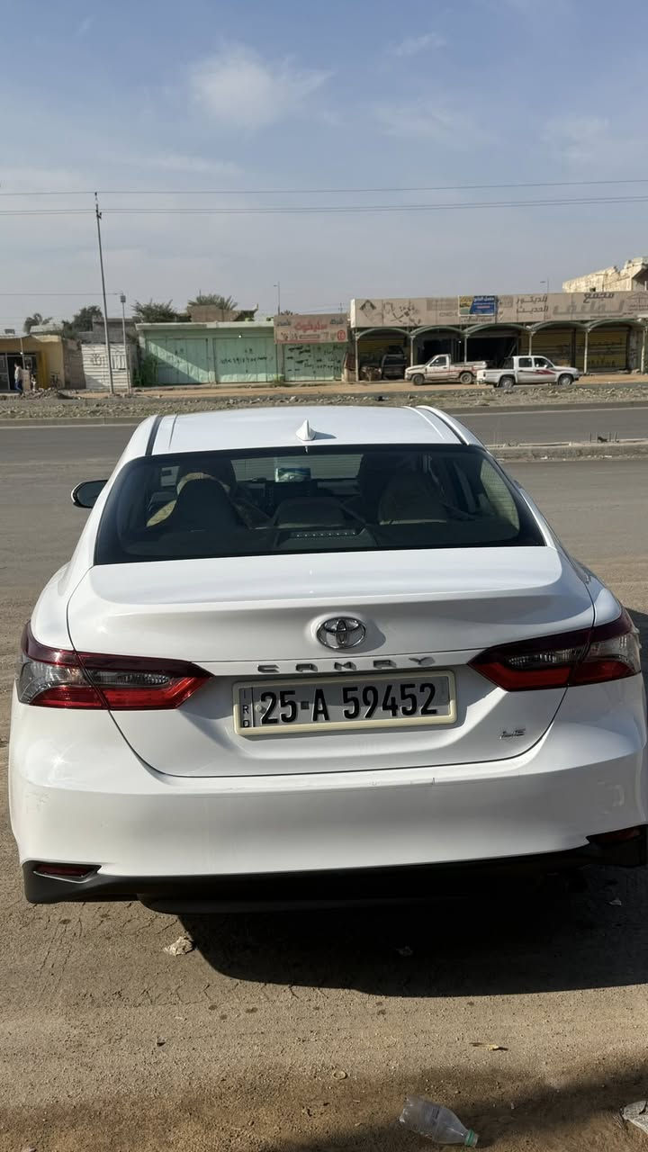 السلام عليكم 
تيوتا كامري 
لون ابيض 
سنويه جديده
موديل 2023
مواصفاتLE معروفه
تحكمات ستيرن 
كشن كهرباىي
ويل كروم 
شاشه + كامرا 
 شرط التحويل 
ضرر قطعتين (بنيد+جاملغ السايق )
مكان السياره صلاح الدين بيجي  
السعر  210  وبيها مجال للطيبين 
للأستفسار 
***********
                                                                     ***********
