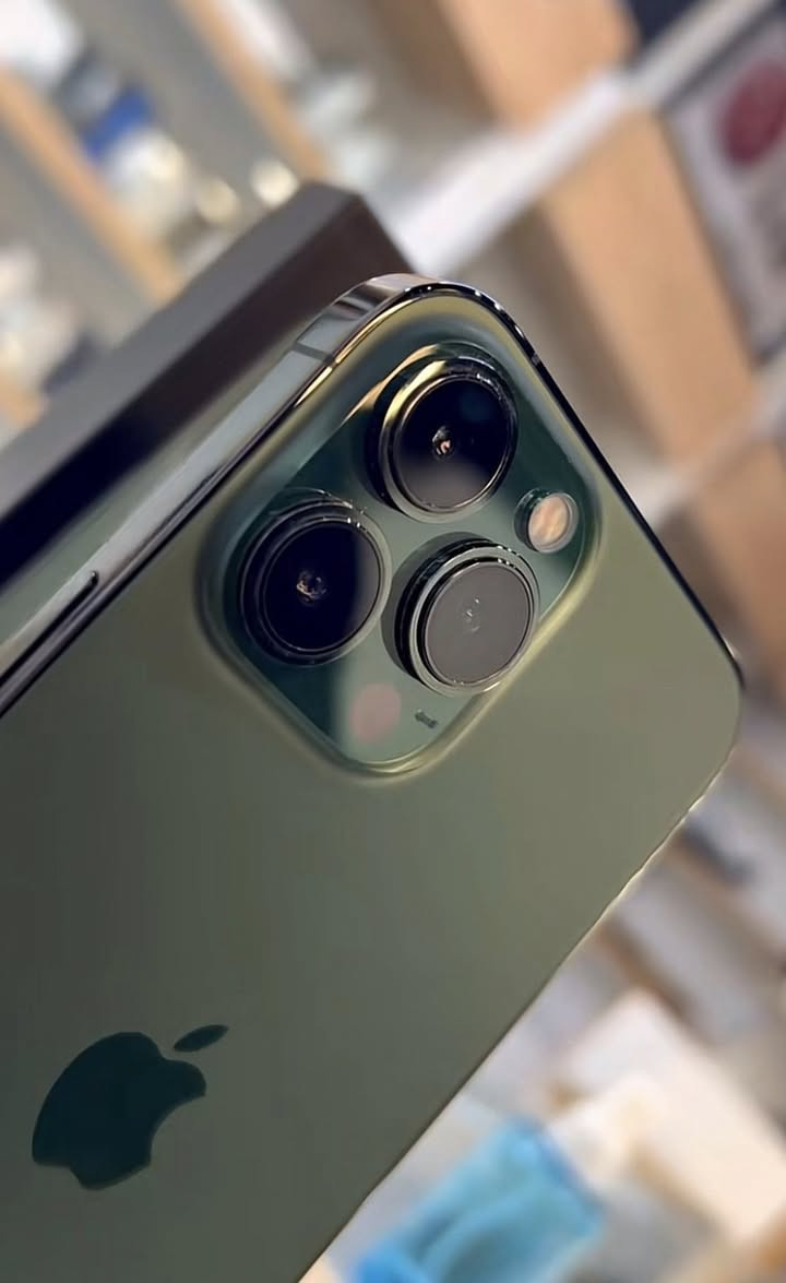 ايفون 13 برو ماكس للبيع بالون المميز (زيتوني)💚
بنضافة 100% الجهاز نضيف كلش زلغ مابي وتر برف مامفتوح مكفول 

ذاكرة الجهاز (256) GP 
والبطارية (94) 🔋

ملحقات الجهاز : شاحنة اصلية فقط💙

طبعاً كامرة كلش واضحة وزوم 15x 

وبالعبة ببجي موبايل 120fs فريم 

سعر الجهاز (750) ألف🔥 قفل قفل قفل لاتعامل 

للتواصل *********** مكاني بغداد مدينة الصدر
