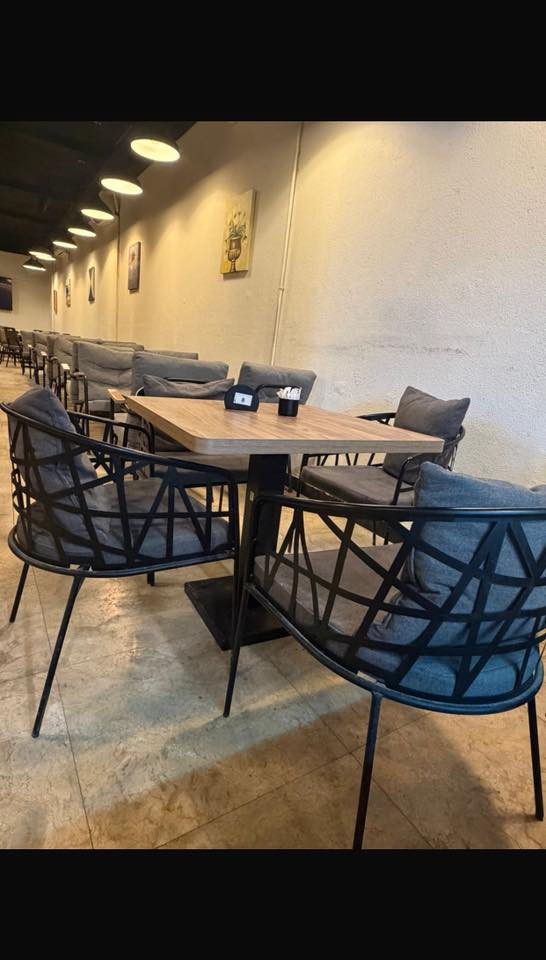 سلام عليكم 
ميز خشب جام ثقيل 
الميز جديد ويا 4 كراسي 
العنوان الدوره 
موجود 10 ميوزه كل ميز اربع كراسي 
العنوان الدوره 
***********
