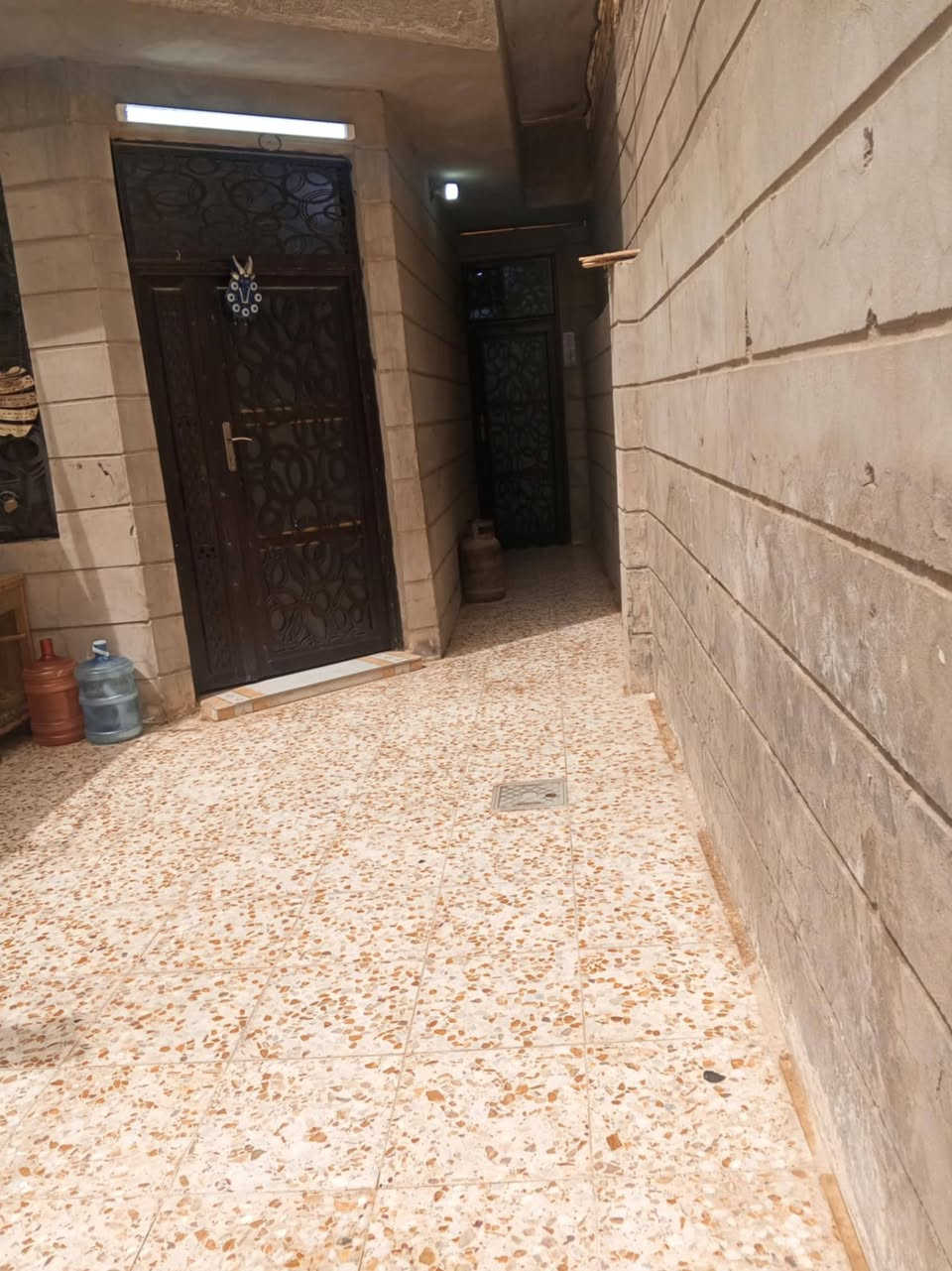 بيت طابقين مساحة 100 متر طابو زراعي سند سند 25 بسمي بناء درجة أول البناء صب طابوق الطابق الأول غرفه و كلدور و مطبخ و صاله و درج دور مرر و صحيات و كراج سيارة و الثاني غرفتين و كلدور العنوان شارع 80 جهة النجف نزلت الساده حي النصر منطقة مرتبه جوارين خير من الله مجاري انترنيت ضوئي خامس بيت عن الشارع الرئيسي قرب مكتب سيد سعد ابو خطه اتصال و بي واتساب *********** قفل 65
