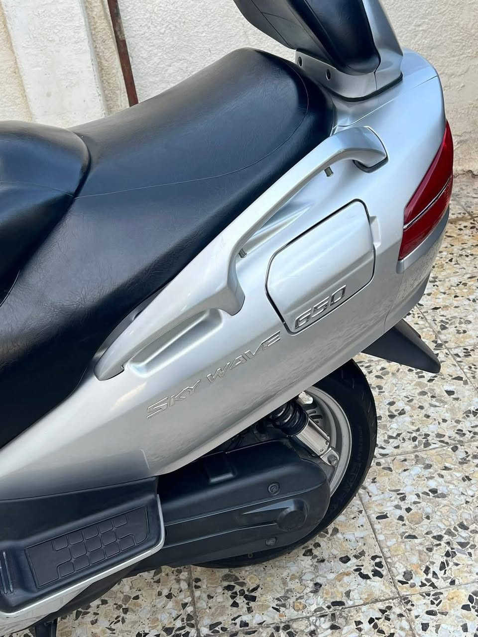 سلام عليكم
سكاي ويف ٦٥٠ 

دراجة بلادي مال رمبة

كهرباء كلها شغالة

محرك طيارة😅

فرامل ABS

بوار مود شغال

كير اوتو +تيبيترونك

مكفولة كفالة عامة

بنزين محسن +دهن ممتاز

مرايات كهرباء

نظام ضؤء اوروبي

ويل نضيف جدا
ماشية ١٧وقابل للزيادة

تيرات نضيفات
***********
تواجد الناصرية
