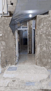 بيت قاطين مساحه 100 متر بناء بلوك سكف صب مسلح خدمات كامله ماء مجاري كهرباء وتبليط العنوان الحميدية قرب السوك الثاني وقريب ع مدرسة مزايا للاستفسار مراجعة مكتب النرجس للعقار ***********
