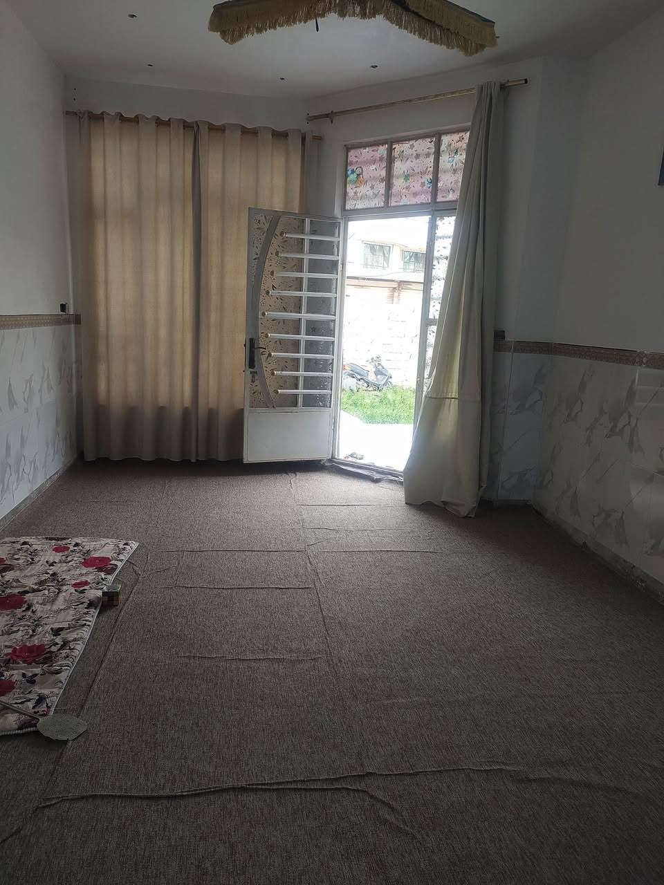 السلام عليكم .
دار للبيع موقع مميز .
موقع تجاري ركن ع 4 شوارع .
مساحته الدار 320متر .
طابو زراعي سند 25.
بناء حديث .
سقف صب كونكريت .
المكان .الحمزه الغربي.المعاره قرب السيطره .
البيت يتكون من .
غرفتين 4×5.
صاله 4 ×10
مطبخ 5ونص ×5.
استقبال 7 ×4 .
مجمع صحيات 3×2ونص .
للاستفسار الاتصال ع الرقم .
***********
