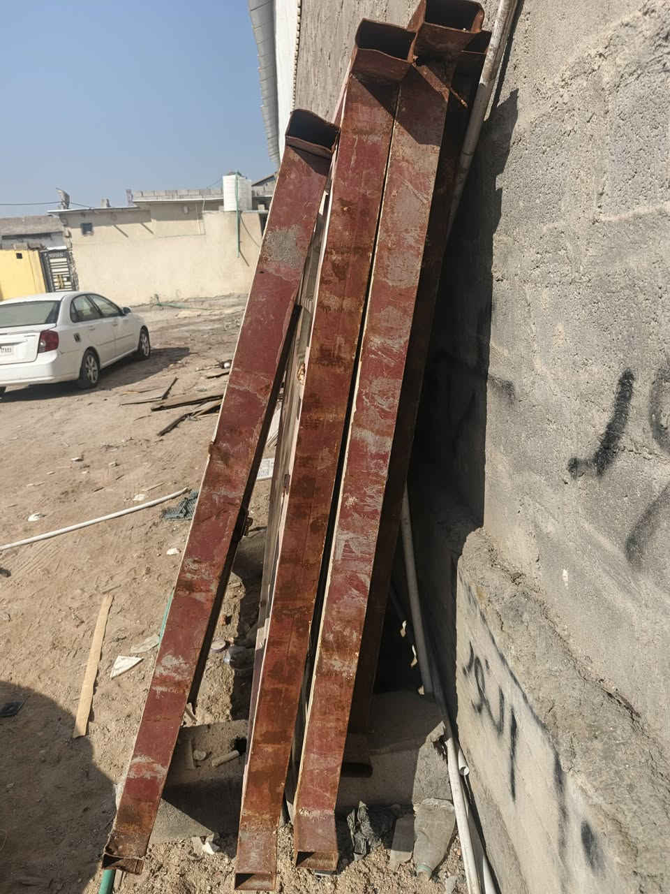 سلام عليكم شبابيك عدد 4 تفصال جديده ما بيه خياس يحتاج بس صبغ 
وبيبان خشب عدد 3 ما بيهن كسر اخوات الجدد 
مكاني القبله قرب جسر المعارض 
*********** موجود واتساب اتصل وتدلل
