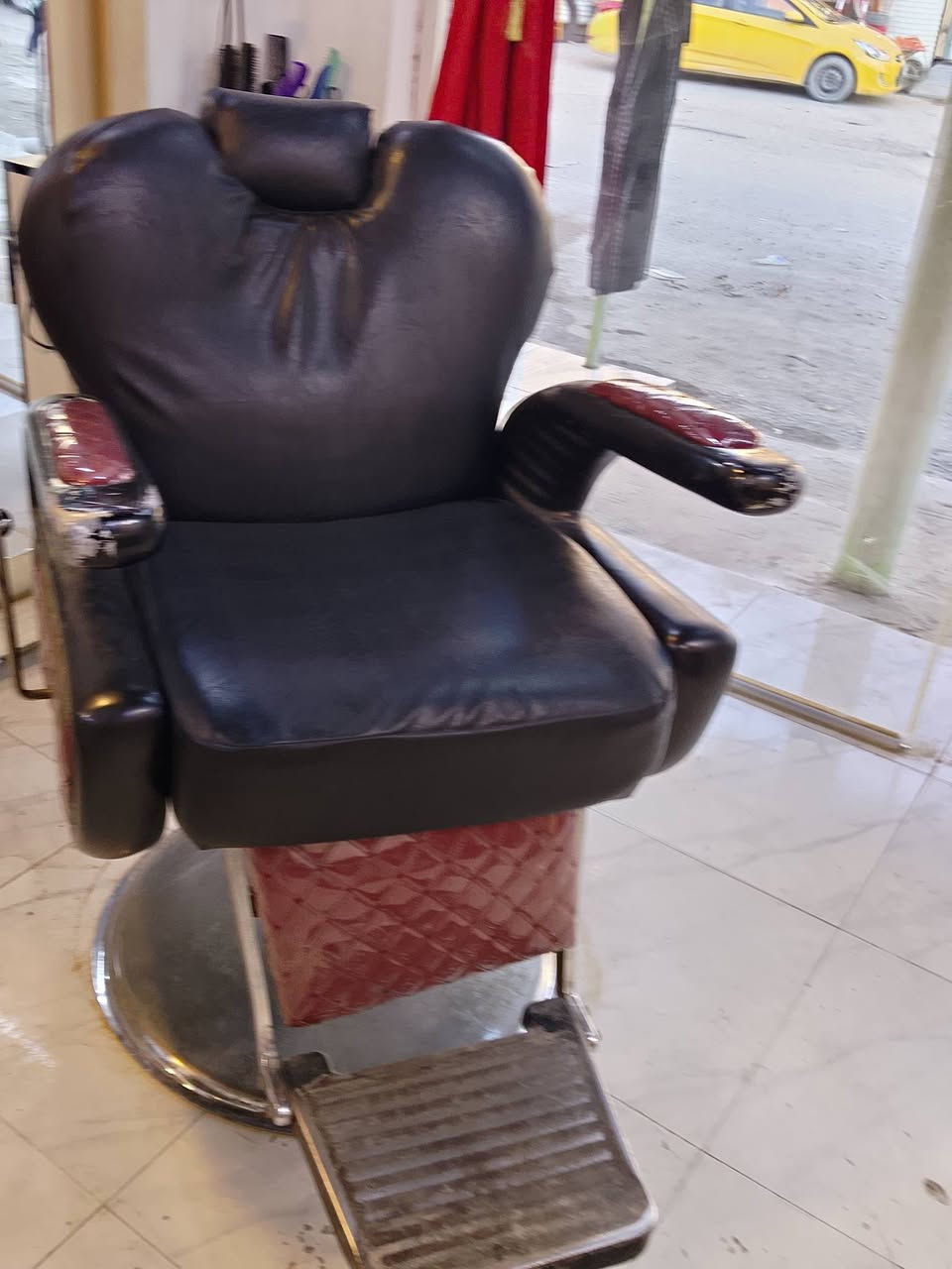 سلام عليكم 
كراسي 2ومري 2 وتخامه 2 
مالات حلاقه للبيع الكراسي الجكات شغلات 
***********
