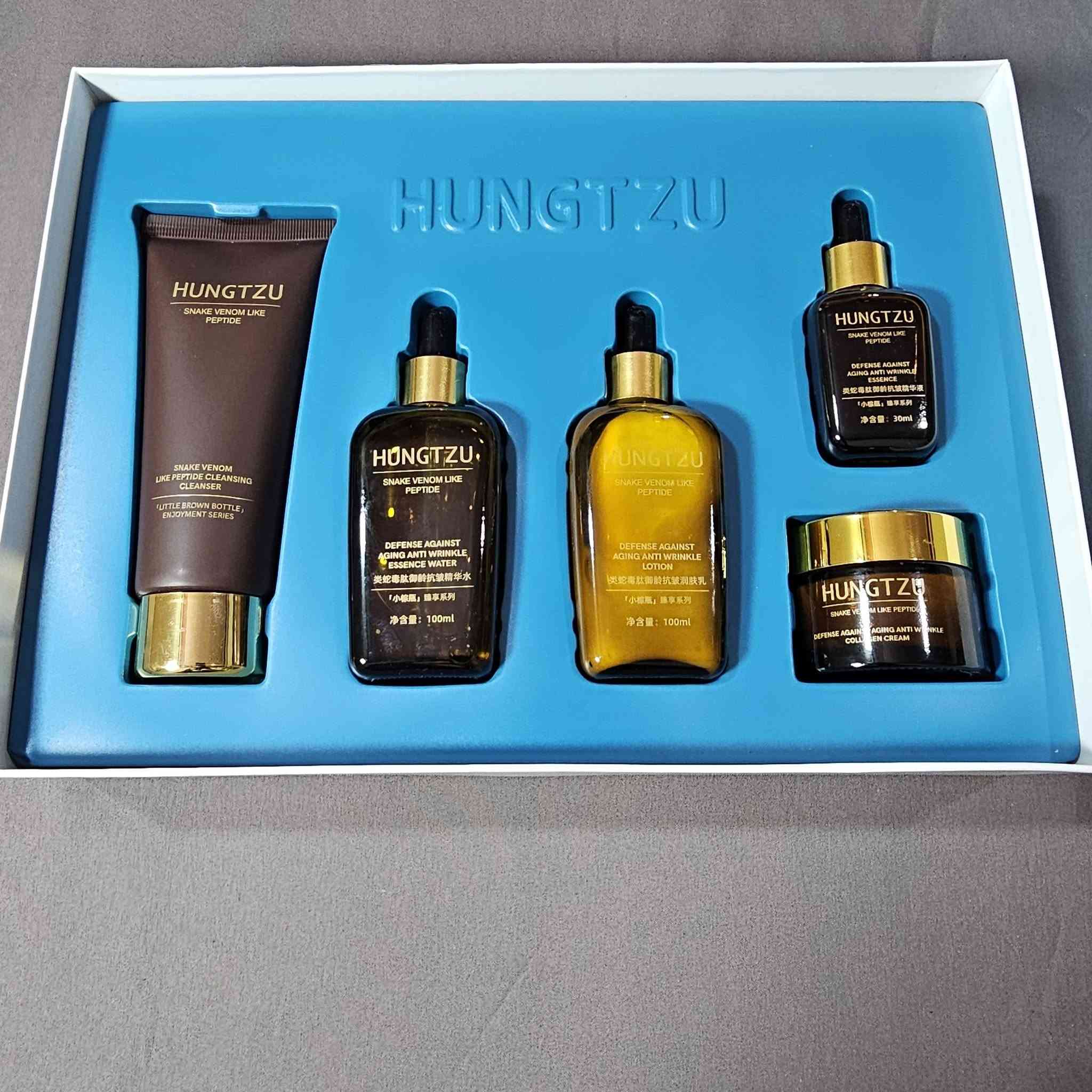 ✨ المجموعة الملكية المتقدمة لمقاومة التجاعيد وشد البشرة من HUNGTZU ✨
​نقدم لكم الكورس العلاجي المتكامل من علامة HUNGTZU، المدعم بتقنية "الببتيد الشبيه بسم الأفعى" (Snake Venom Like Peptide) والكولاجين. تركيبة ثورية متطورة مصممة خصيصاً لمكافحة علامات التقدم في السن، شد البشرة المترهلة، وملء الخطوط التعبيرية والدقيقة لمنحكم مظهراً أكثر شباباً وحيوية.
​📦 محتويات المجموعة العلاجية (5 منتجات أساسية):
​الغسول المنظف والمجدد (Cleanser): ينظف البشرة بعمق، يزيل الشوائب، ويحفز مرونة الخلايا منذ الخطوة الأولى.
​تونر ماء الخلاصة المغذي (Essence Water - 100ml): يوازن إفرازات البشرة، يشد المسام، ويمنحها هيدرات مكثفة كقاعدة أساسية للعلاج.
​اللوشن المرطب والمقاوم للشيخوخة (Lotion - 100ml): تركيبة خفيفة وسريعة الامتصاص تعمل على ترطيب طبقات البشرة العميقة وتحسين مرونتها.
​السيروم المركز (Essence - 30ml): قطرات علاجية مكثفة غنية بالببتيدات لمحاربة التجاعيد بفعالية تشبه تأثير البوتوكس الآمن.
​كريم الكولاجين المتقدم (Collagen Cream): اللمسة النهائية لتعزيز مستويات الكولاجين الطبيعي، ملء الخطوط الرفيعة، وإعادة النضارة للبشرة.
تاريخ انتهاء الصلاحية الى الشهر الثالث ٢٠١٨
السعر ١٤,٠٠٠ دينار فقط + اجور التوصيل
متوفر توصيل لجميع المحافظات العراقية وبسعر منخفض


**إذا كنت صاحب هذا الإعلان وتريد حذفه لأي سبب، رجاءا أرسل رسالة إلى الدعم الفني**