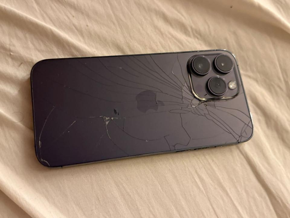 السلام عليكم 
ايفون 14 برو ماكس للبيع 
مكسور ضهر فقط 
بطارية 93
كلشي ما مبدل بيه
و الشاشة بيها شخوط بسيطة جداً
السعر700
رقم  ***********
