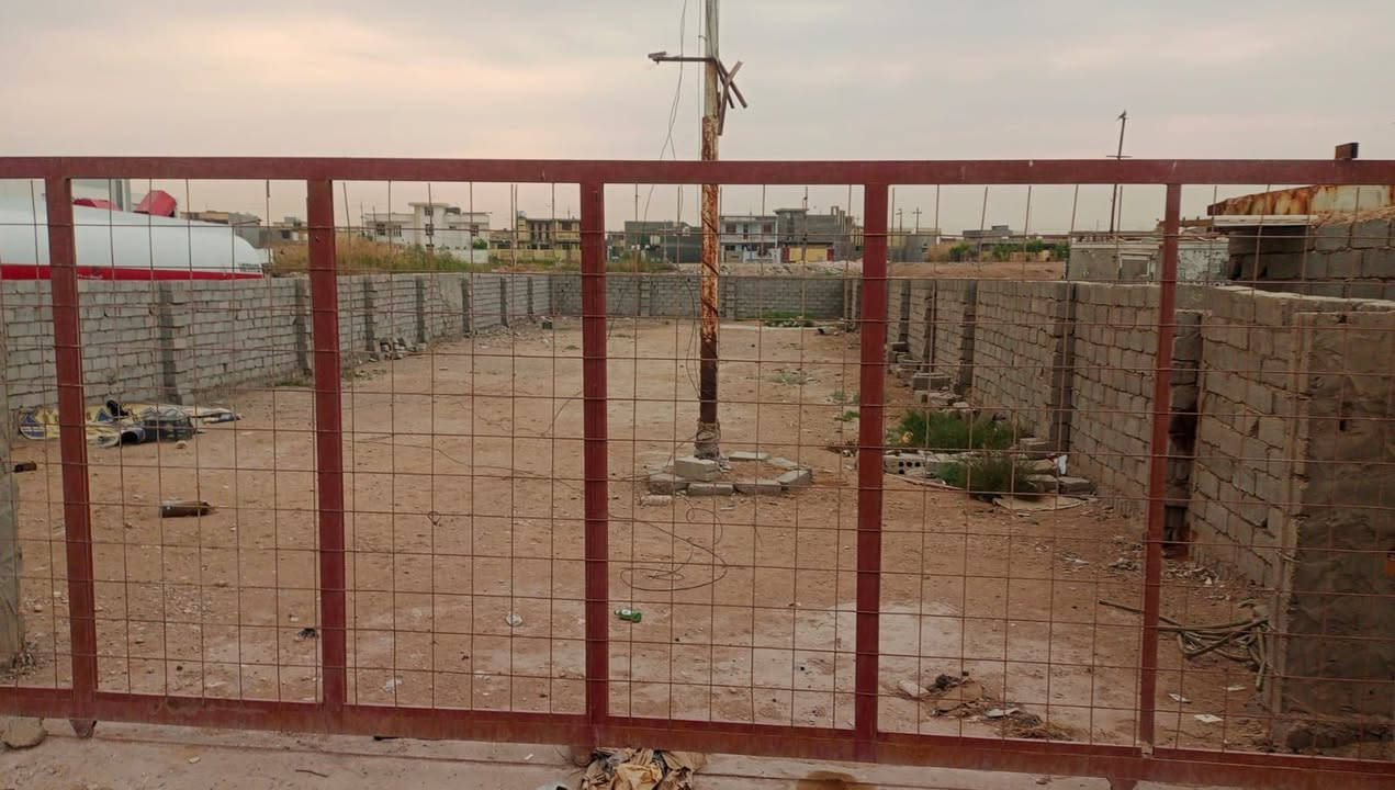 قطعه أرض ٣٠٠ متر للبيع طريق كربلاء بغداد اول ماتنزل من الجسر اتجاهك للمسيب عل طريق الزوار تصلح للسكن او حسينيه او تسويهه موكب كافه خدمات متوفره للاستفسار ***********
