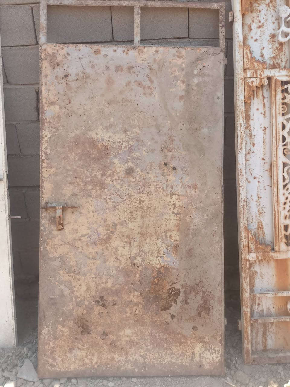 السلام عليكم..باب طلاقتين ..و3بيبان فرده وحده...وشباك متر ونص..في مترين حديد ثقيل.....كلهم200الف..مكاني الشعب سبع قصور.***********
