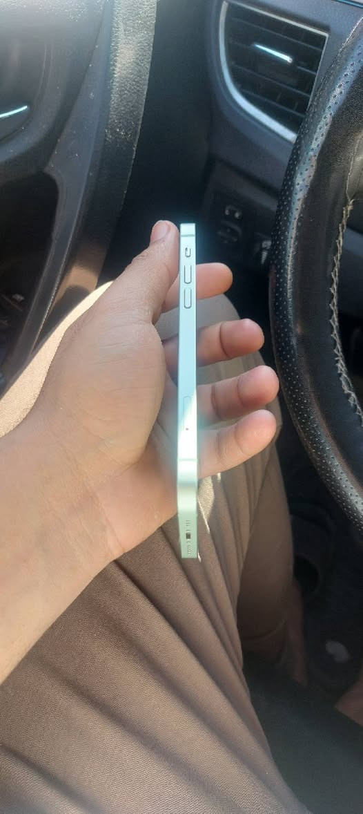 ايفون ١٢ عادي
ذاكره ١٢٨ 
بطاريه ٧٦ 
كلش نضيف 
جهاز وتر بروف كامل ملحقات كاروتونه 
رايده ب ٣٠٠ وبي شي كلش قليل 
مكاني بغداد العطيفية 
***********
