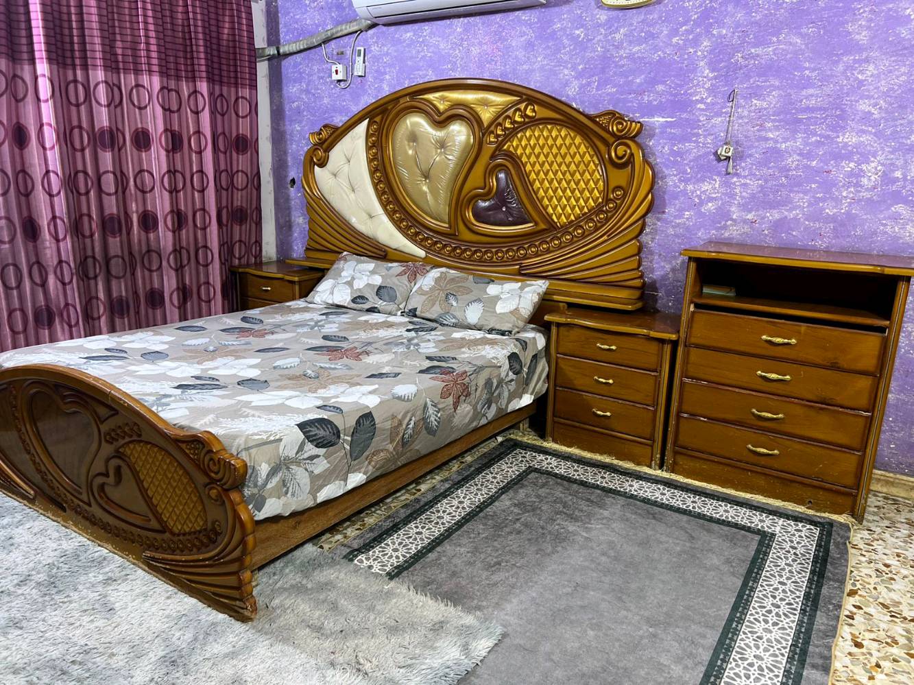 غرفة نوم خشبية أنيقة تتميز بالتصميم التقليدي والراقي مع نقوش قلبية جميلة على الخزانة والسرير. تحتوي على دولاب كبير مع مرايا أنيقة، بالإضافة إلى تسريحة مع مرآة واسعة تكمل جمال الغرفة. تُعد الغرفة مثالية لمن يحب الطراز الكلاسيكي وتناسب أي ديكور منزلي. حالة الخشب جيدة وتصميم الأثاث يضفي طابعاً مميزاً لأي غرفة نوم.