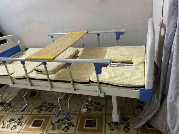 سلام عليكم سرير طبي يرهم مريض معاق خدمي جدا عشر حركات تصعيد تنزيل قلب عل الجهتين نوعيه ممتازه سعره 450 الف *********** اتصل او تدلل
