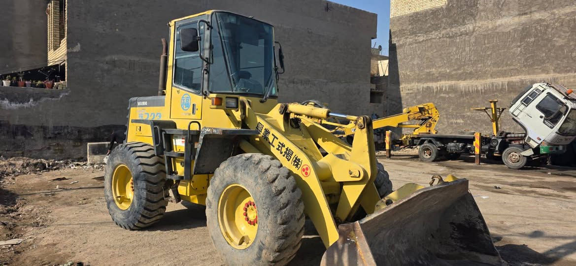 السلام عليكم
شفل كوماتسو حجم 100 WA
محرك 6 سلندر 
كير ميكانيكي تخم تاير 
دخول جديد وارد اليابان 
مشتغل 5000ساعه فقط 
مكفول كفالة عامه 
المكان بغداد 

***********
