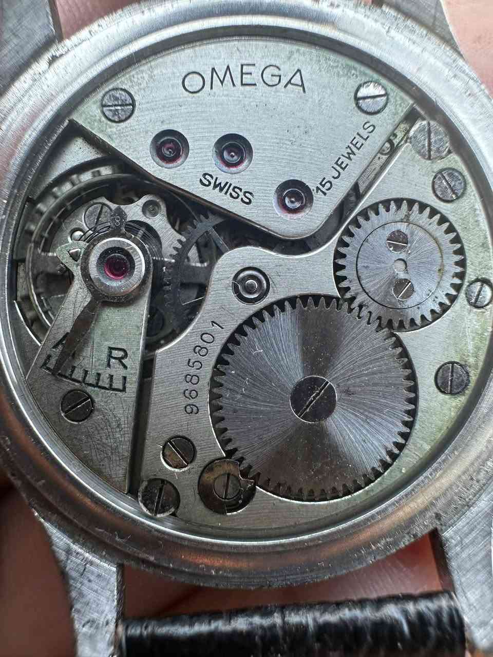 السلام. عليكم  اومكا تكويك بمينا سوداء ١٩٤٠
قطر الساعة ٣٧.٦
الماكنة البيضاء اقدم ماكنة بل اومكا 
قطر كبير جدا 
رتيلات الساعة جدا عالية 
 
***********.
