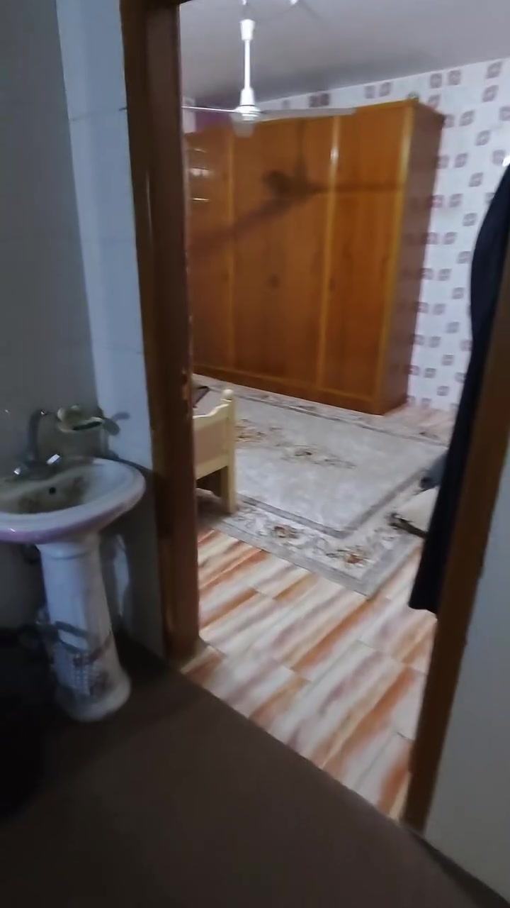 السلام عليكم مشتمل جديد بناء حديث واجهه ٦الى ربع ونزال ١٠ موقع حلو حي العامل منطقه الاولى قرب مدرسه اصحاب الحسين يتكون من صاله و استقبال وصحيات  طابق ثاني غرفتين وصحيات شوف بعينك واتصل علا الرقم ***********

