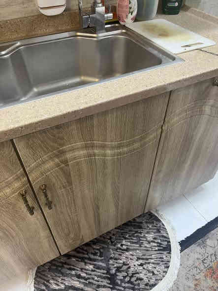 السلام عليكم عندي كاونترا ثلاث قطع سنك وميز وملحق للبيع نهايته ٥٠٠ الف الشراي يتصل *********** المكان صليخ
