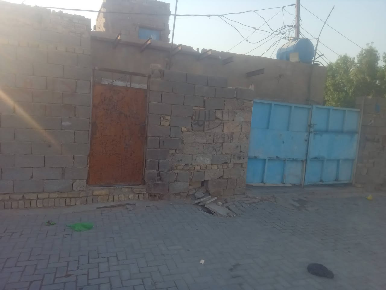 بيت بقطاع صفر مساحة 200 متر   واجهيه 12 متر
يصلح يصير بيتين  بي 2غرف نوم وستقبال وهول. ومطبخ    قطاع صفر شارع بيت حجي زياره نهايه الشارع قرب صبات  السعر 70 وبي مجال  ومع قطعه ارض مساحه 90 متر 
الاستفسار ***********
