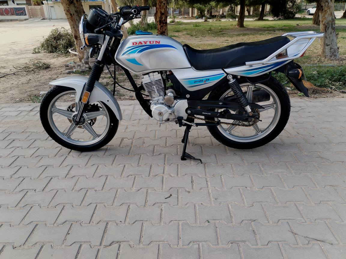 سلام عليكم 
دايوان عضم وكيل ثامر خلخال  شرط الترقيم  مداور يم وكيلهه مكتب حسين  موديل ٢٠ طالعه ٢٢
 محرك كفاله شرط محرك نضيف شلعه ومعدل شرط الكفاله  كهربائيات كلهة شغاله اشاير لايتات كله شغال بيهة لايت زنون زنجيل جديد الدراجه كلهة جديدة وبل واقع احله من الصور مكان كربلاء حي السلام ٨٥٠ مجال بسيط للشراي )
***********  بي وتساب كربلاء, العراق
