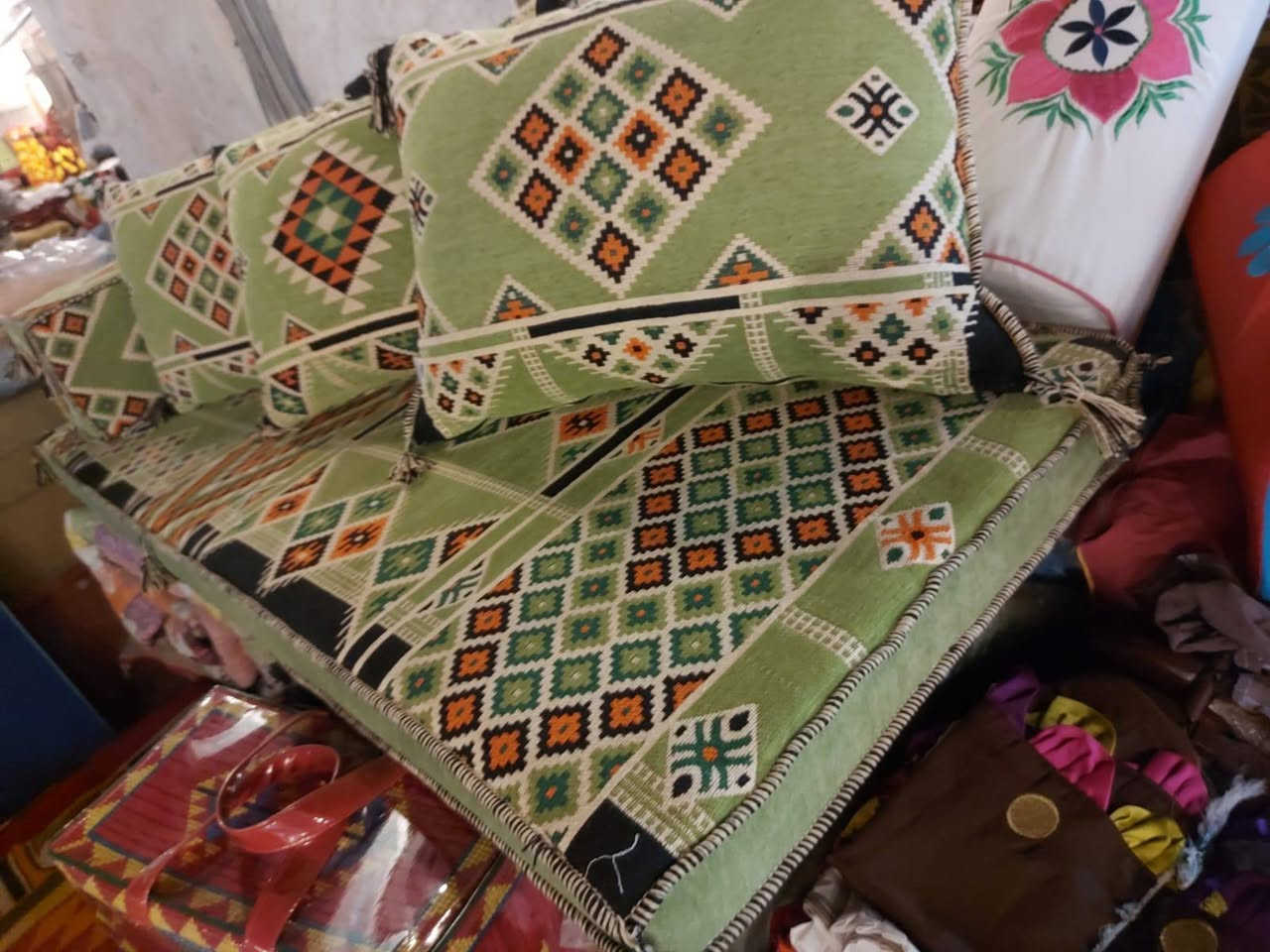 طقم عربي تركي  مقاس 200*70*50.  + 3مخدات + ركوه ونص
موجود كميه.   جمله فقط.   السعر. حسب الكميه للطقم


**إذا كنت صاحب هذا الإعلان وتريد حذفه لأي سبب، رجاءا أرسل رسالة إلى الدعم الفني**