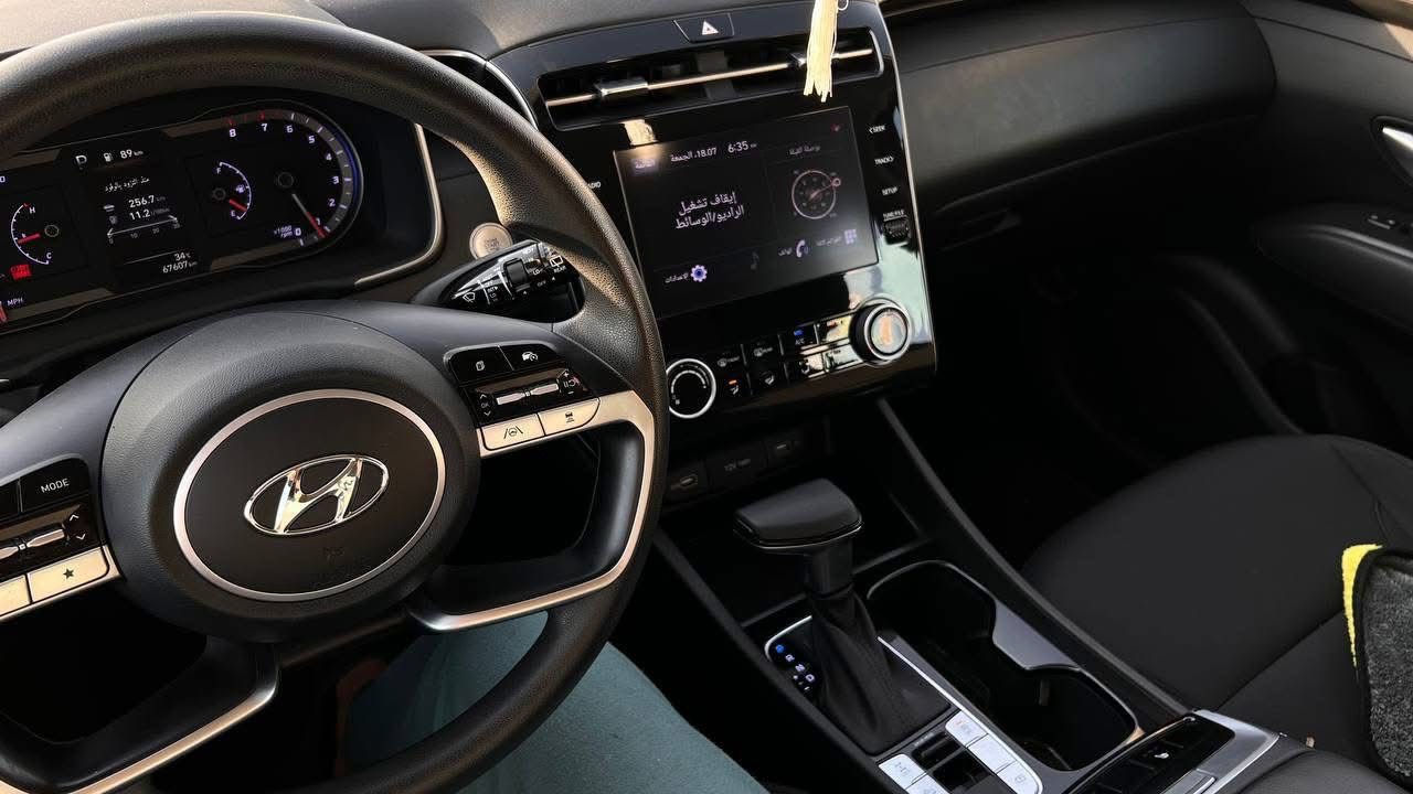 السلام عليكم توسان 2022 السياره جديدة وضع الشركه السياره جديده حيل حدثها بصيط بدون يرباك ودون دواخل بس قبق جنطه بيع  مستعجل ماشه 45 الف بسعر 188 ورقه مكانها بغداد ***********
