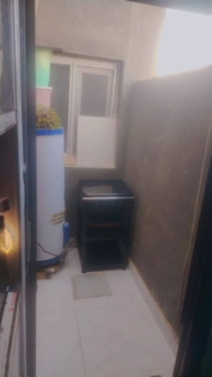 بيت جاهز جديد مساحة ١٠٠ متر سند ٢٥ بلمجمع الصادق
توفر كافة الخدمات مدارس ماء كهرباء تبليط رصيف
غرفه +صاله ومطبخ  +منور + حمام + استقبال؟+طارمه وصحيات +طارمه وصحيات 
البيت جديد
الموقع :حي الامين عمود ٦٤٩
الرقم :***********
